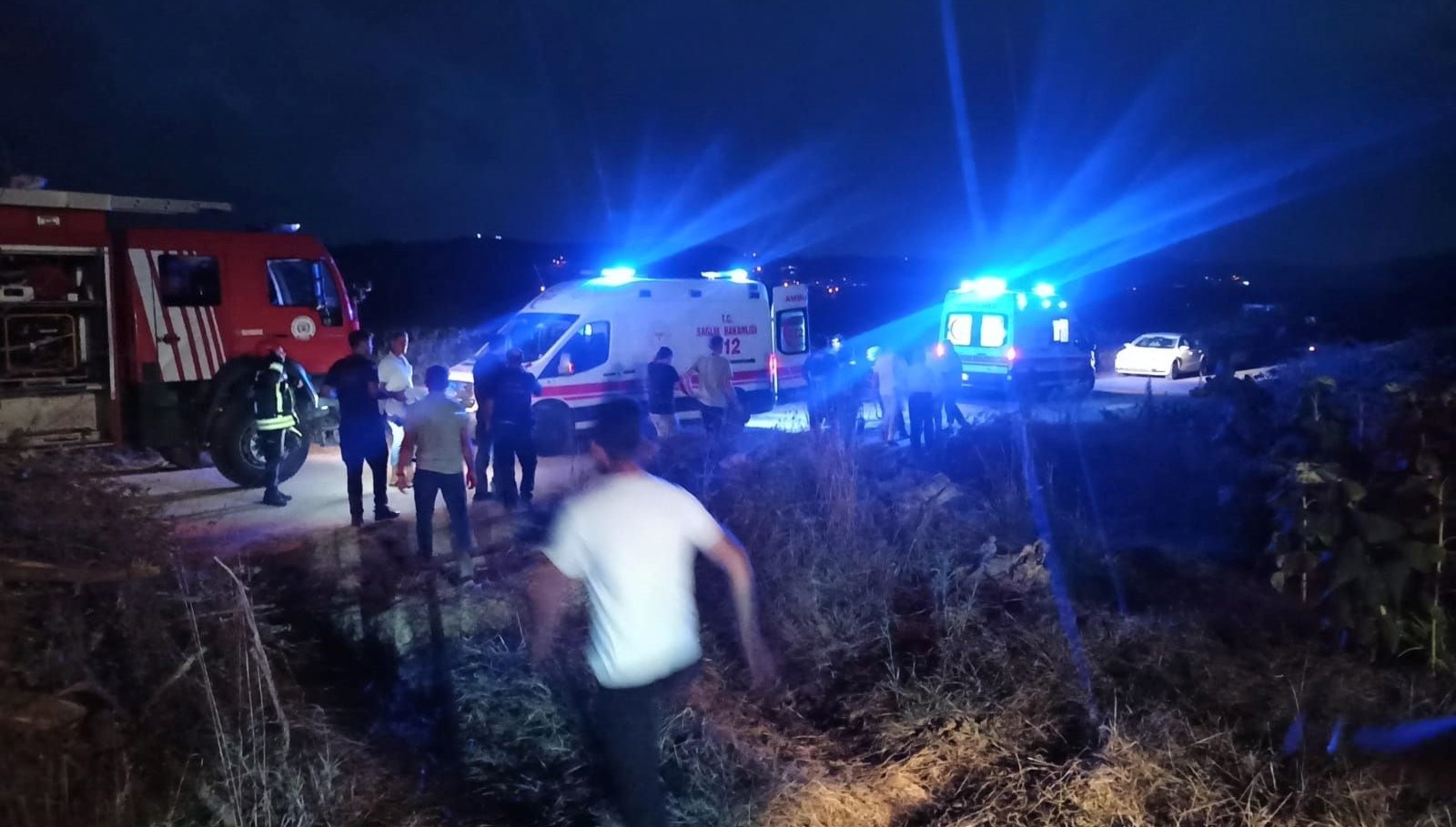 bahcesindeki agaci keserken altindan kalip oldu WLh36OdR