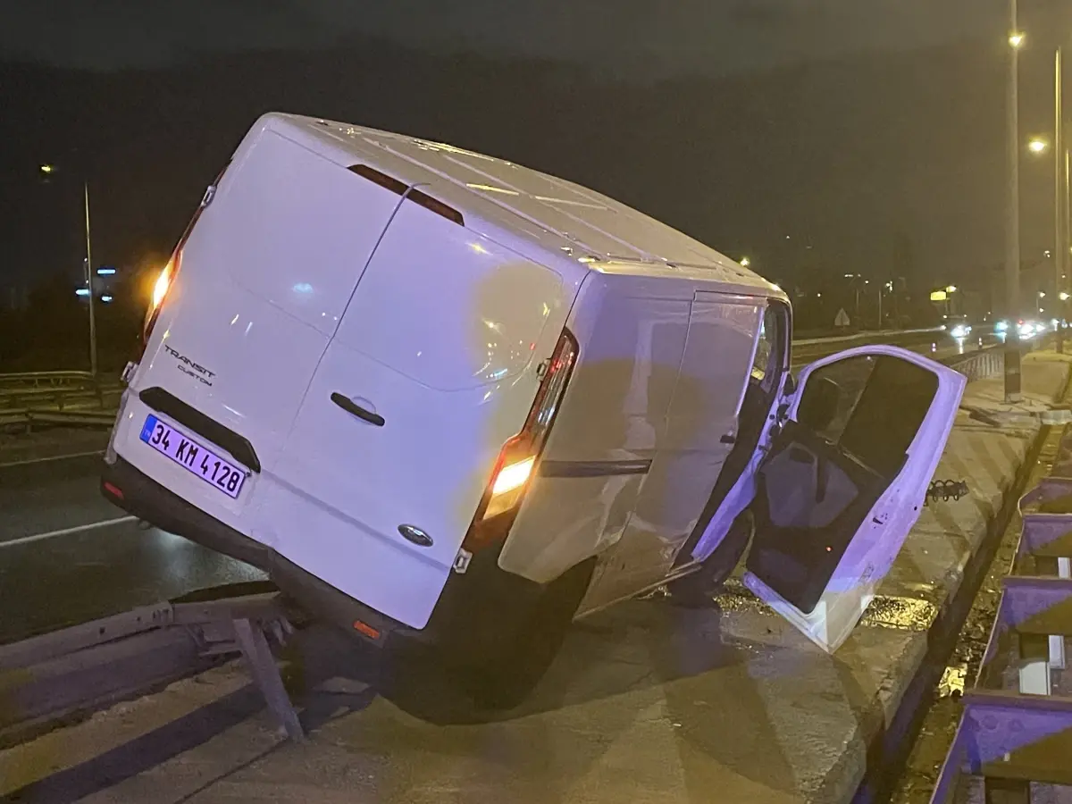 tem otoyolunda kaza surucu yaralandi eMqRhmZi