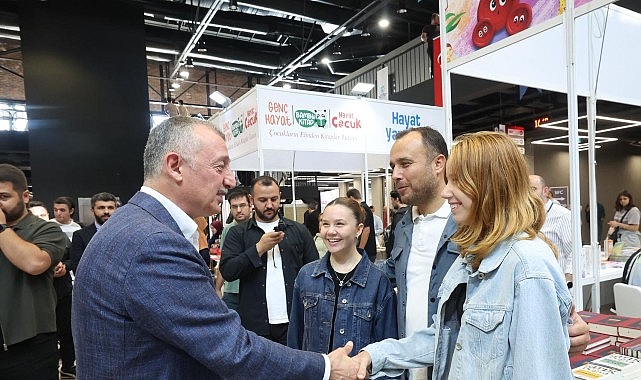 baskan buyukakin fuari gezdi kitap severler ile sohbet etti CUGvf4c7