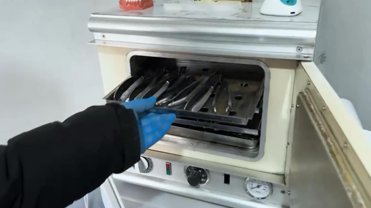 igdirda sahte dis klinigine operasyon 214 bin dolar ve 659 bin lira ele gecirildi KuZa9XMT.jpg