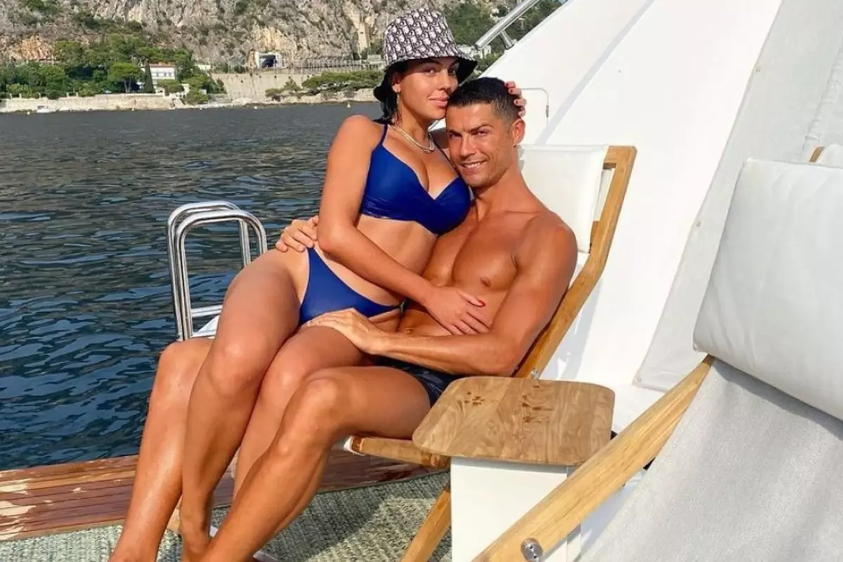 cristiano ronaldodan sevgilisine servet degerinde yuzuk 1fZbVW6B.jpg