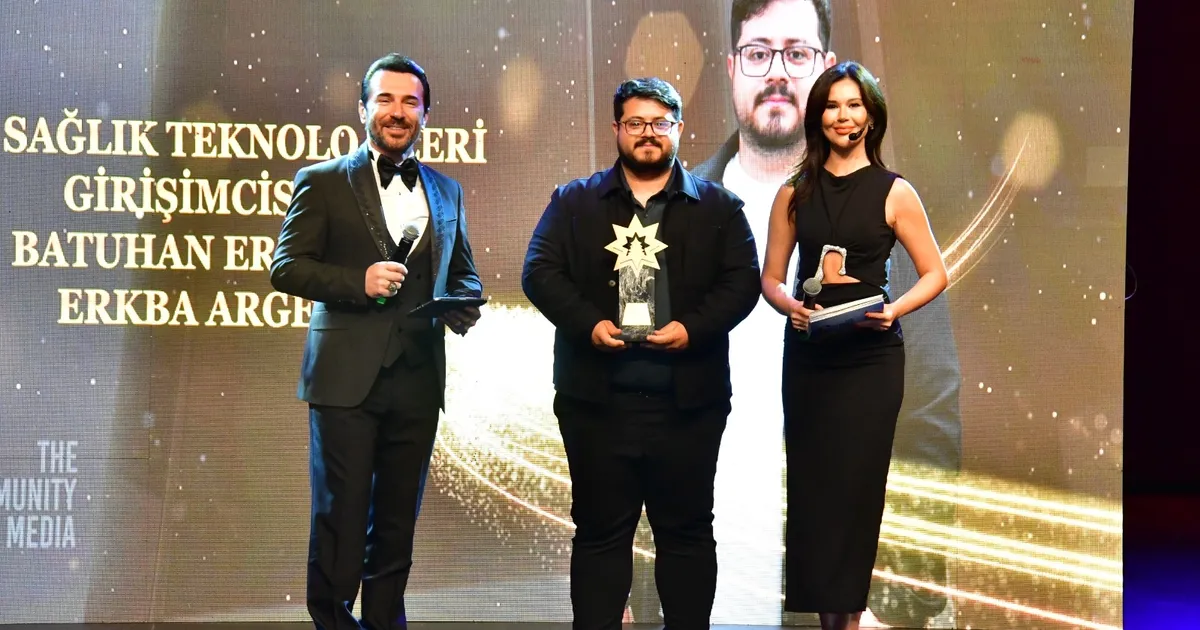 gebze bilisim vadisindeki erkbaya kristal cam odulu SJHCHPn6.webp