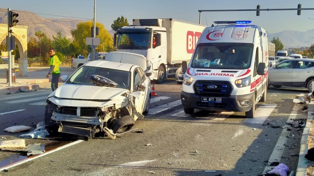 malatyada iki otomobil carpisti yaralilar var 5M9CFhKg.jpg