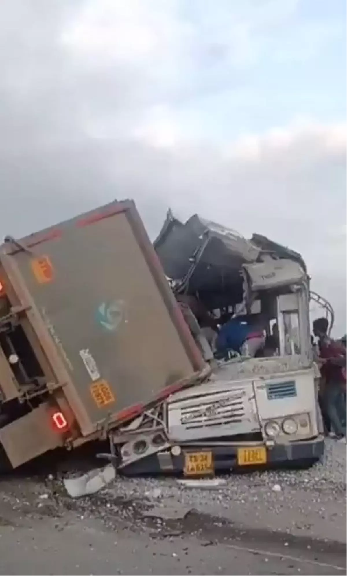 telanganada otobus kamyon carpismasi 20 olu Q5nXLla6.jpg